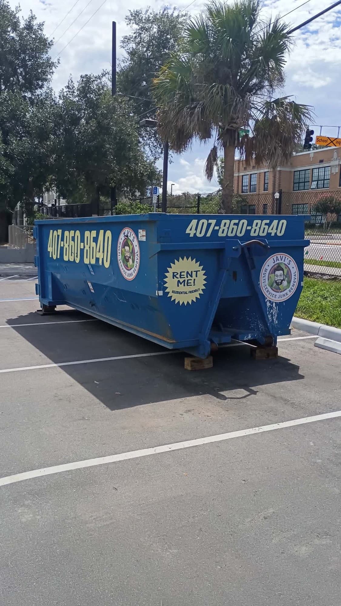 Contenedor de 20 yardas de Javi's colocado junto a la acera en una calle de Orlando