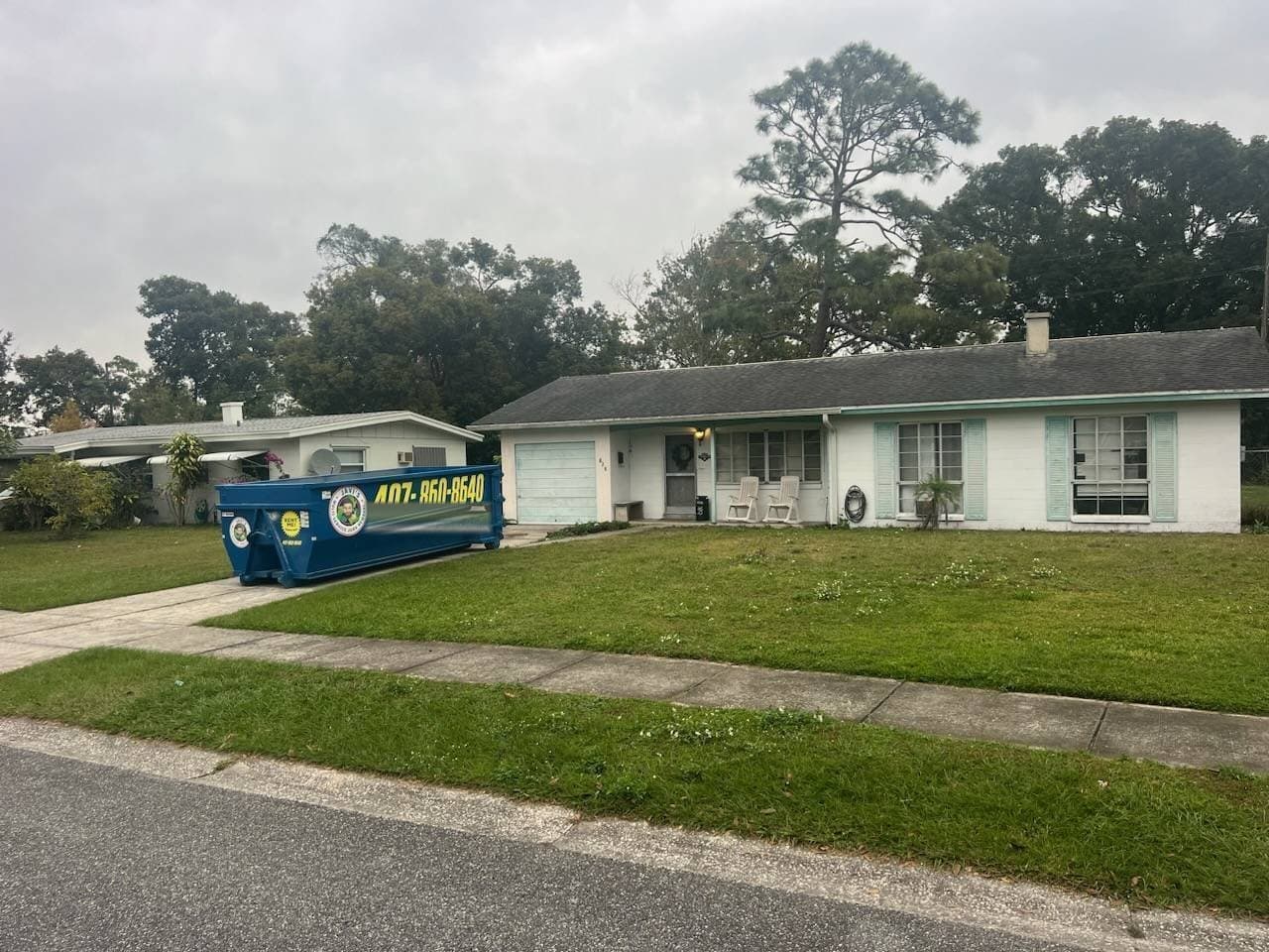 Contenedor de Javi's en la entrada de una casa tipo rancho de los años 60 en Orlando