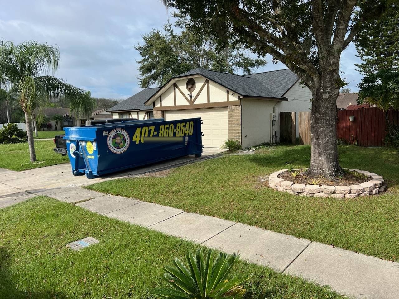 Contenedor azul de Javi's colocado en la entrada de una casa en Orlando