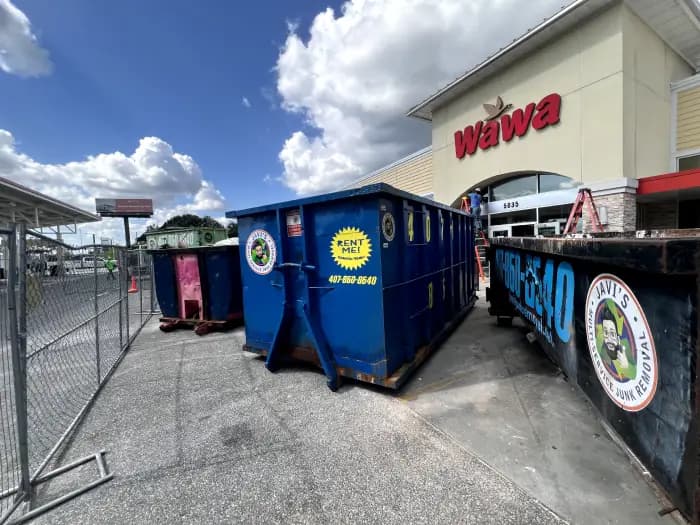 Dos contenedores de Javi's detrás de una tienda Wawa en Orlando